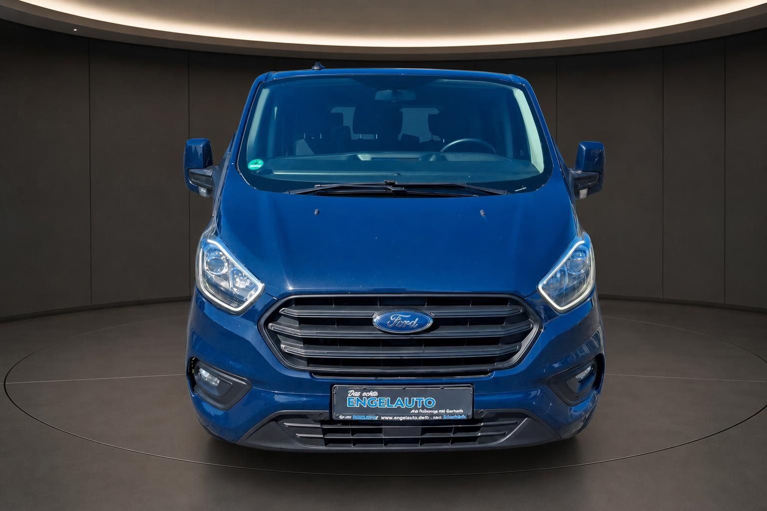 Ford Transit Custom blau Frontansicht im Fotostudio