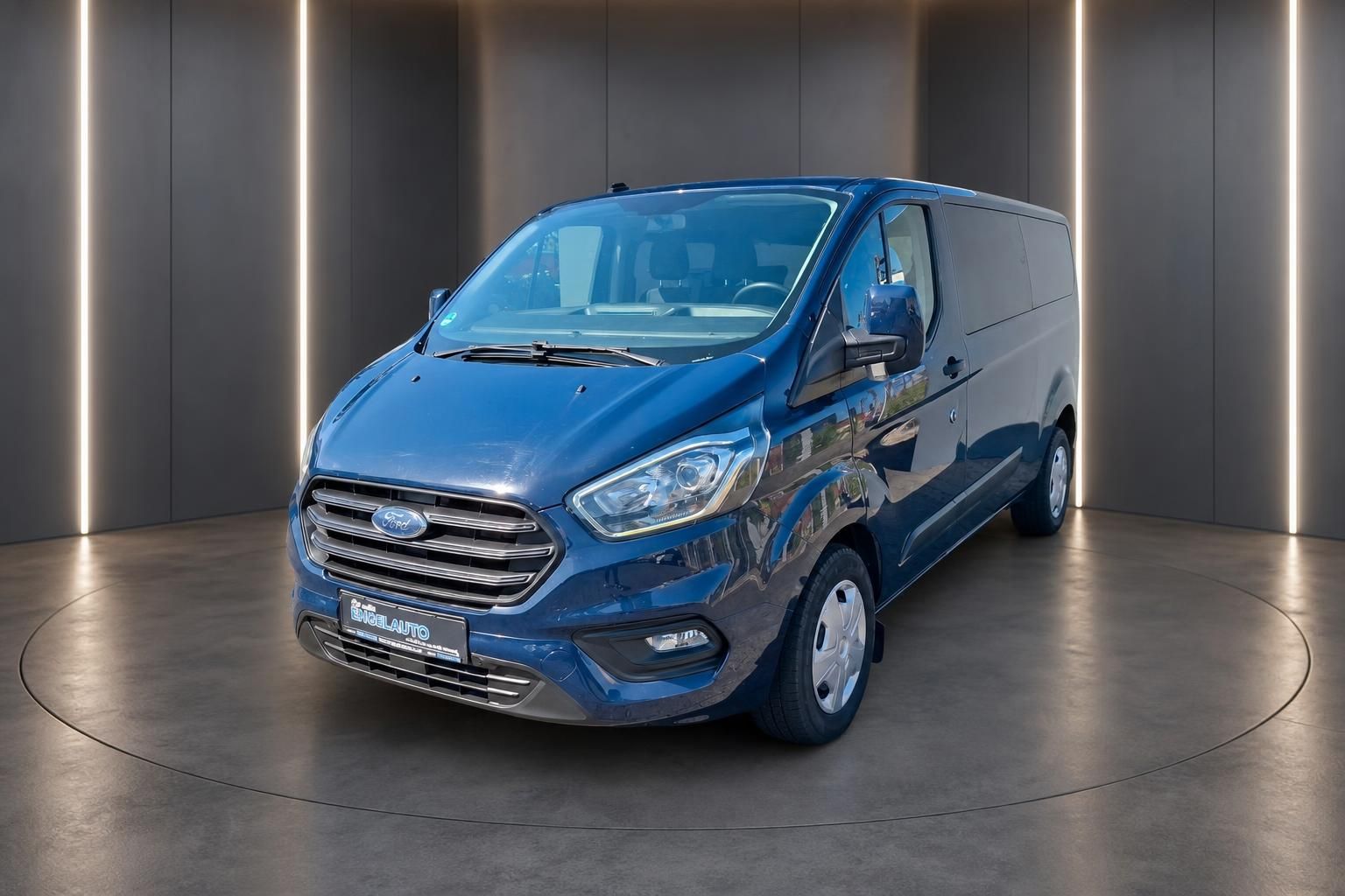 Ford Transit Custom blau Frontansicht schräg von vorne