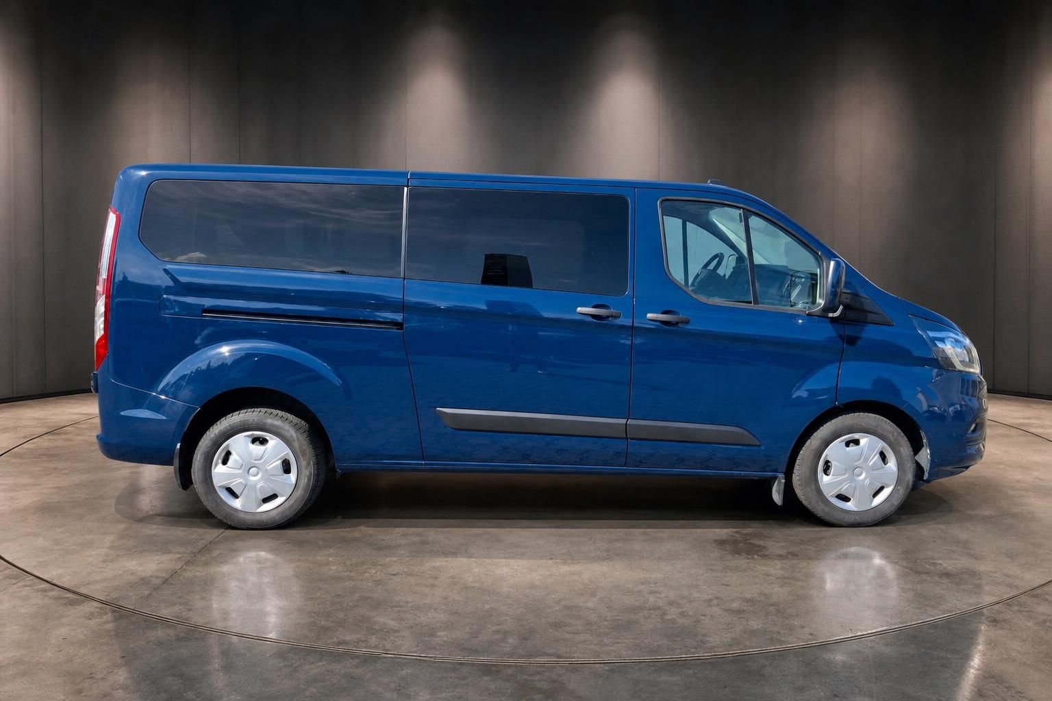 Ford Transit Custom blau Seitenansicht im Studio