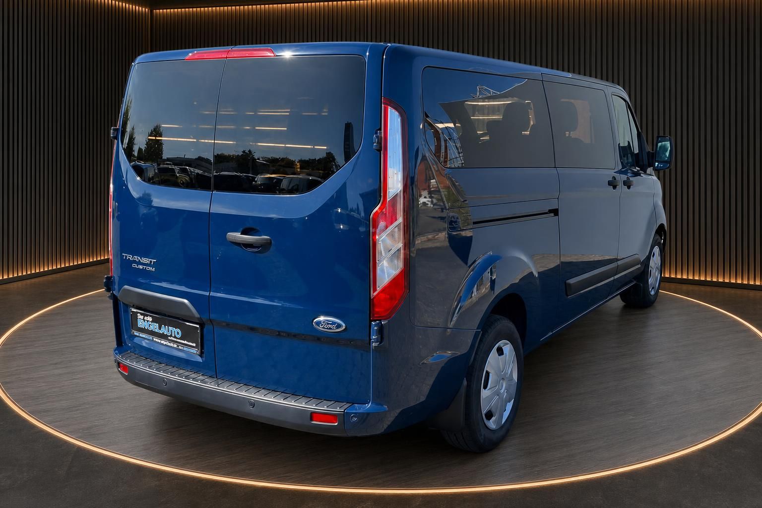 Ford Transit Custom blau Heckansicht schräg im Studio