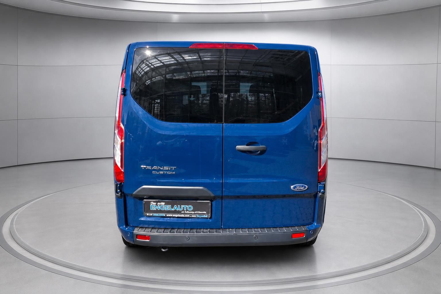 Ford Transit Custom blau, Heckansicht im Studio