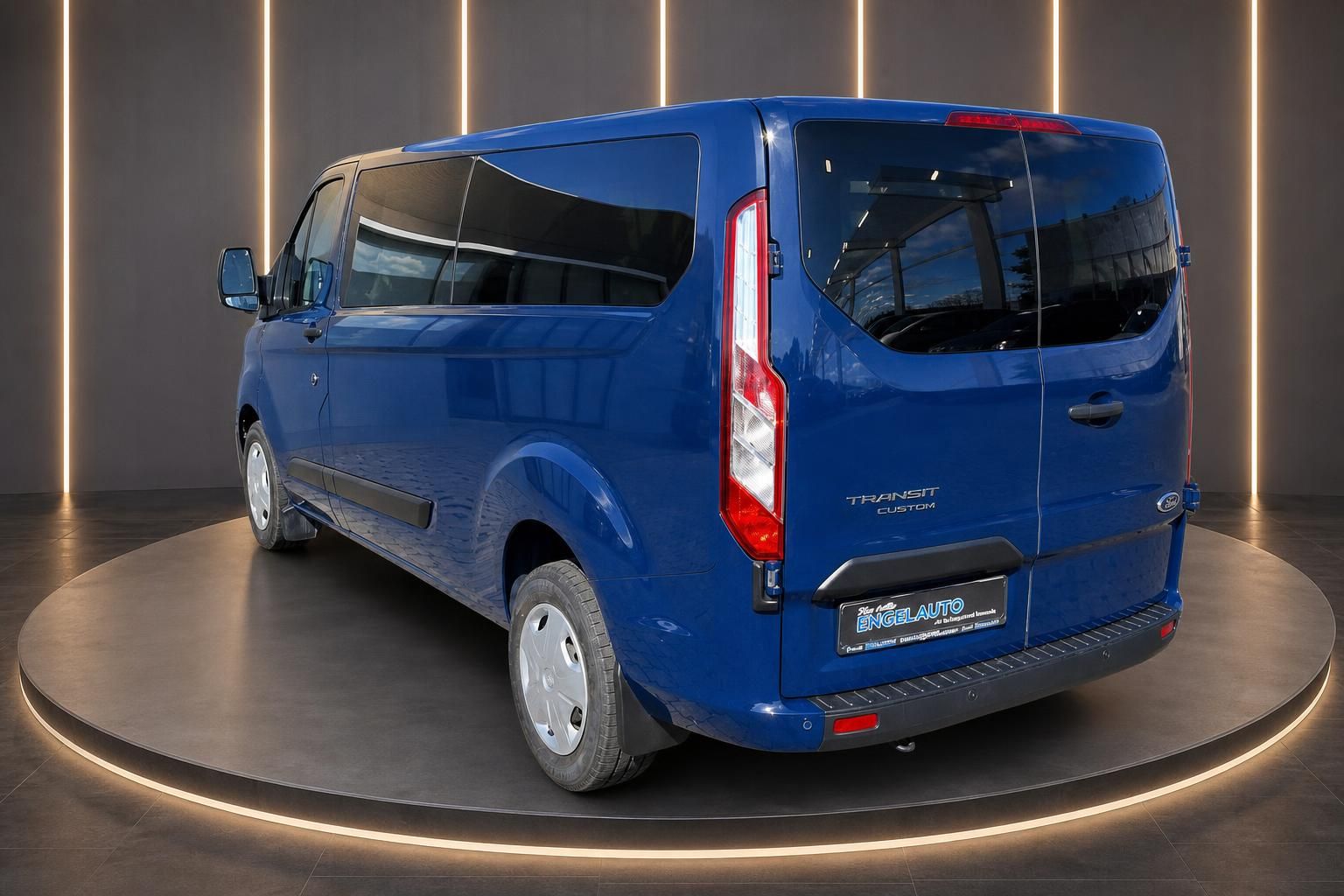 Ford Transit Custom blau, Heck-Seitenansicht im Showroom