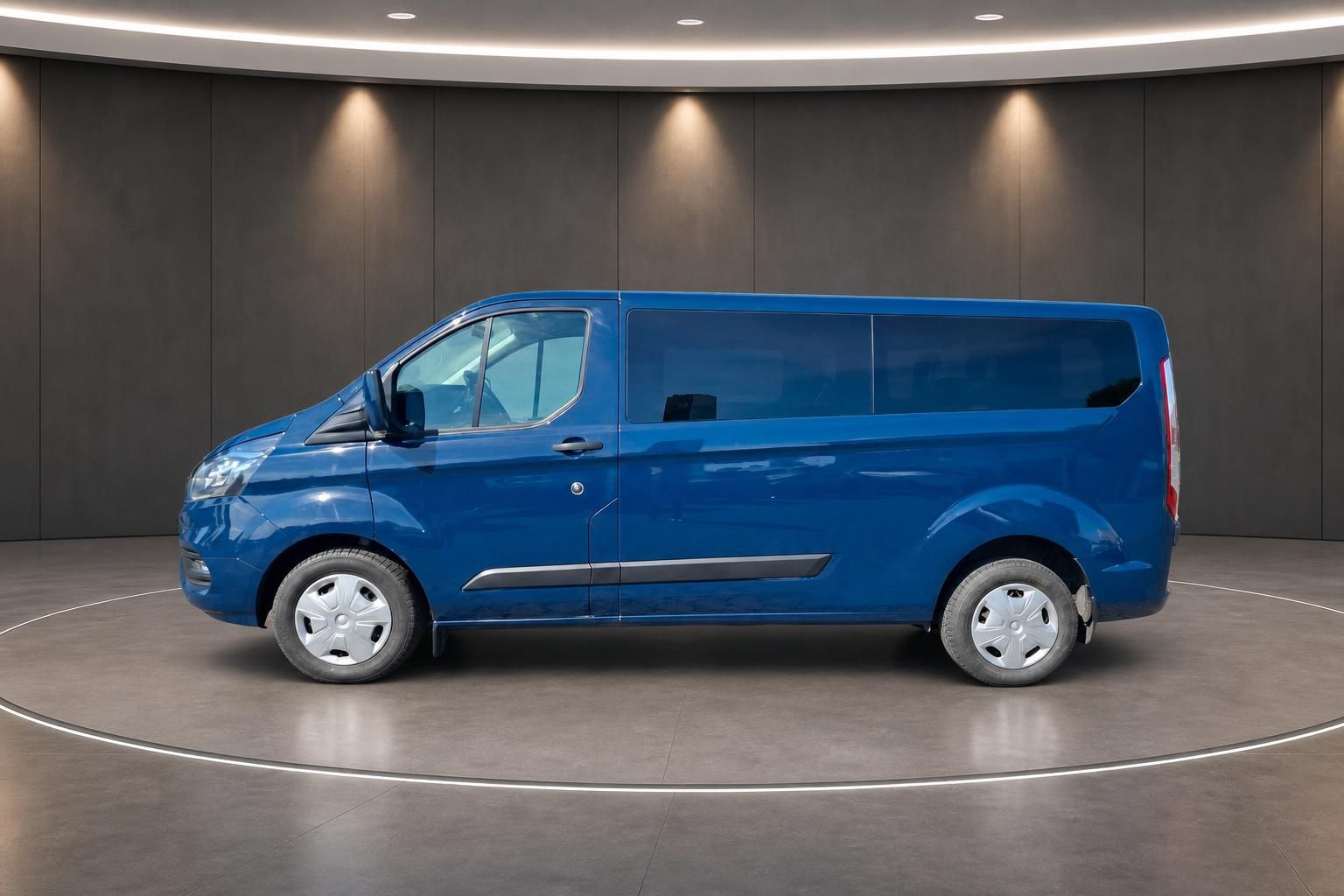 Ford Transit Custom blau, Seitenansicht im Studio