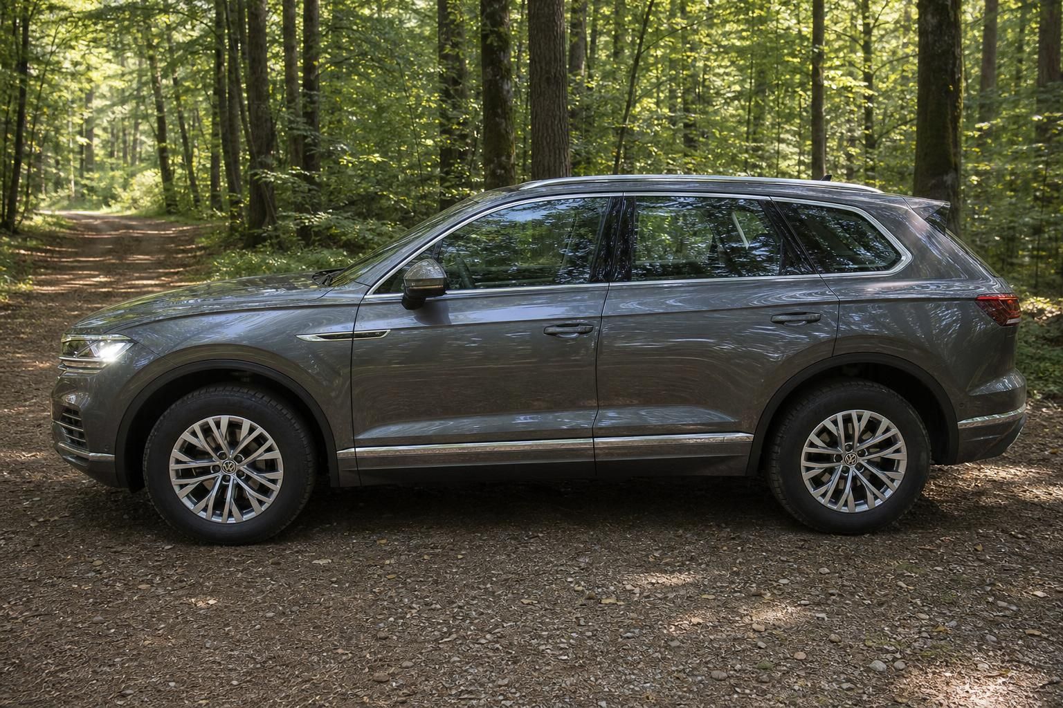 Volkswagen Touareg SUV grau metallic Seitenansicht in Waldlandschaft - Gebrauchtwagen kaufen