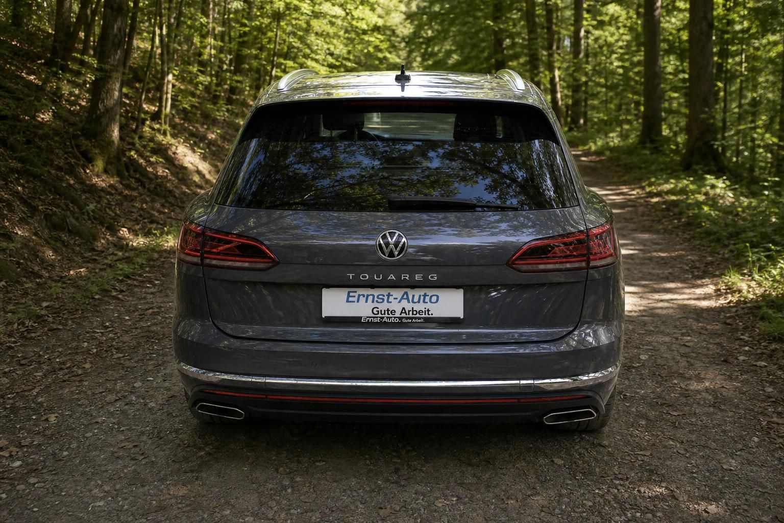 Volkswagen Touareg Heckansicht grau mit Rücklichtern - Ernst-Auto Gebrauchtwagen Angebot