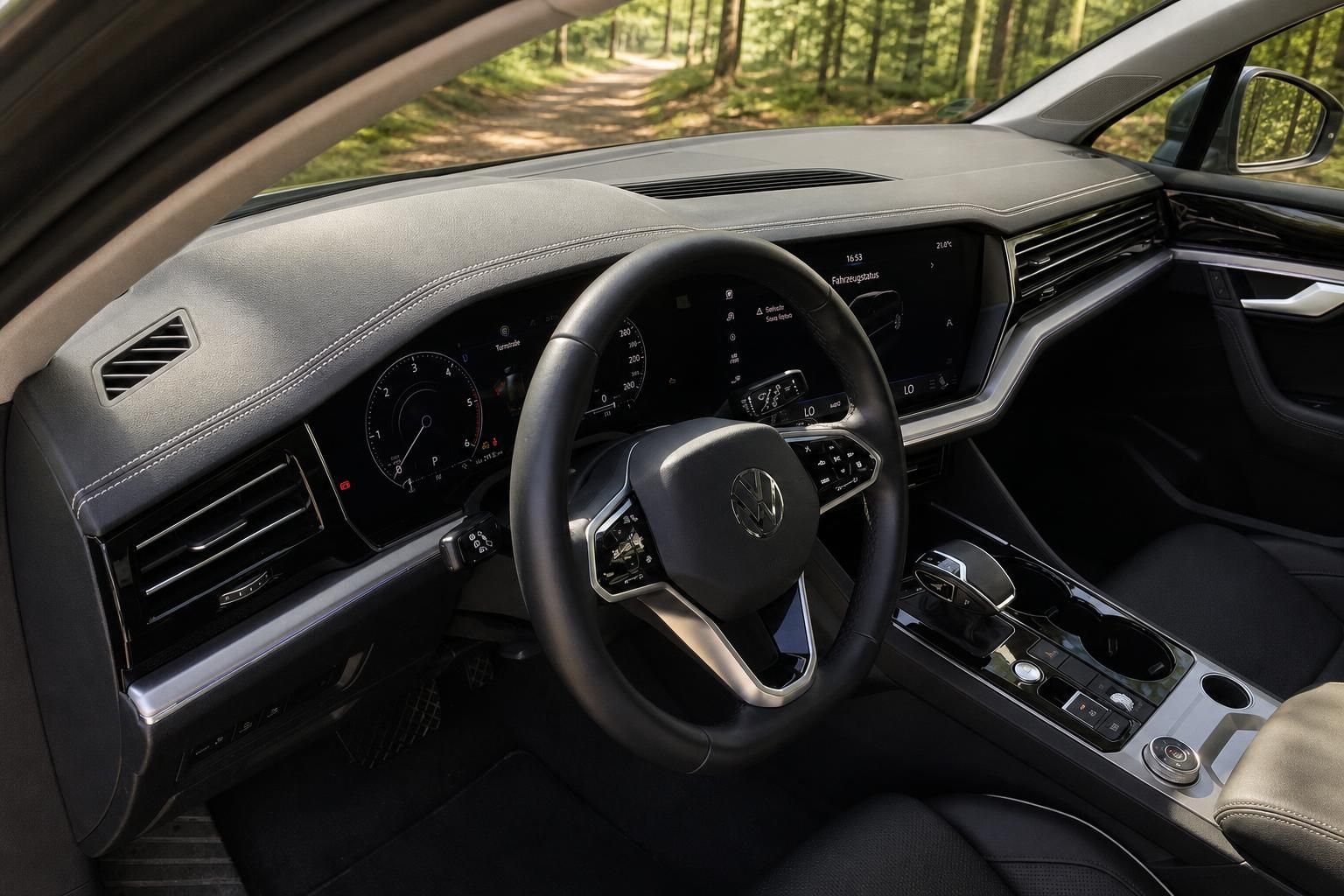 VW Touareg Innenraum schwarz mit Lenkrad, Armaturenbrett und Digitalanzeigen - Cockpit Detail