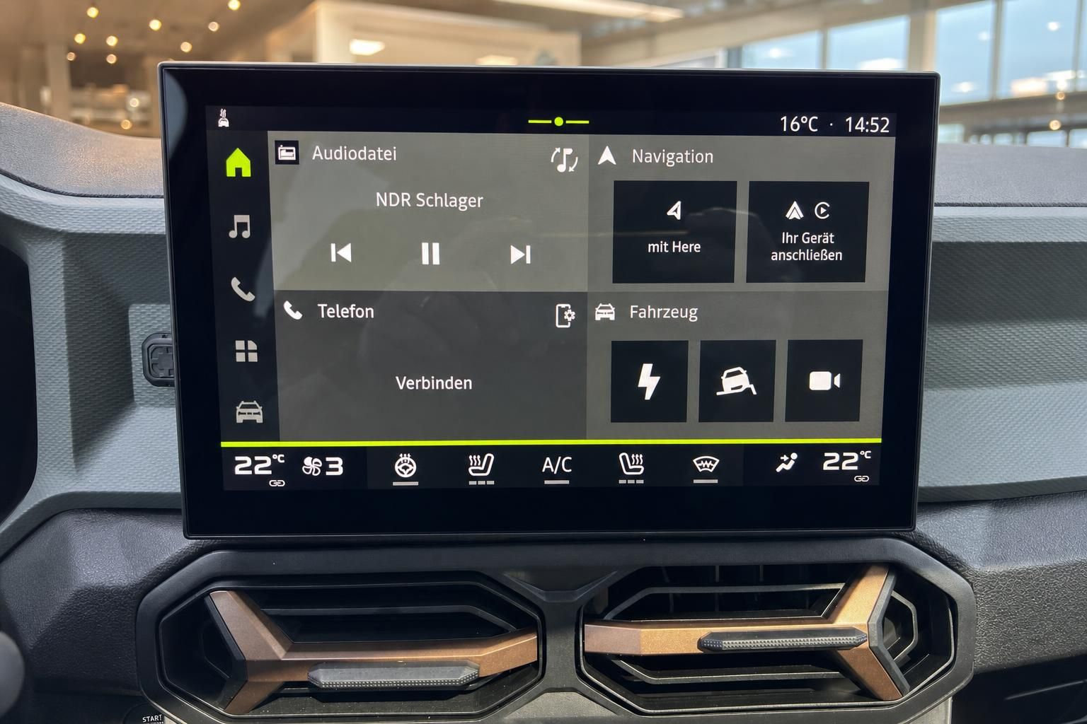Touchscreen-Infotainmentsystem im Fahrzeug mit Navigationsmenu und Klimasteuerung