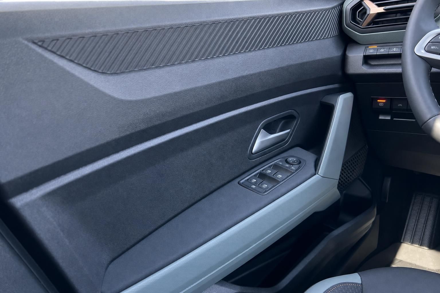 Fahrzeug-Turverkleidung mit elektrischen Fensterhebern und modernen Bedienelementen