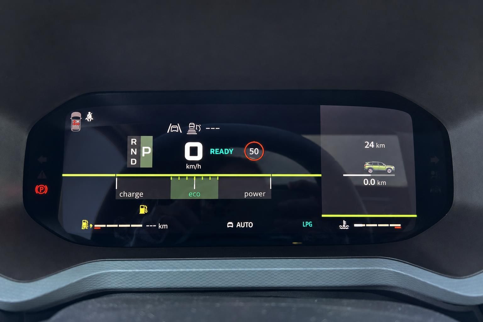 Digitales Armaturenbrett mit Eco-Modus und Geschwindigkeitsanzeige im modernen Fahrzeug