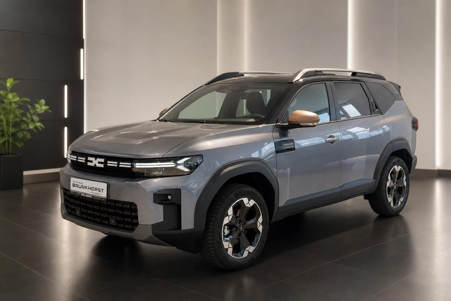 Grauer Dacia SUV Seitenansicht im modernen Autohaus Showroom