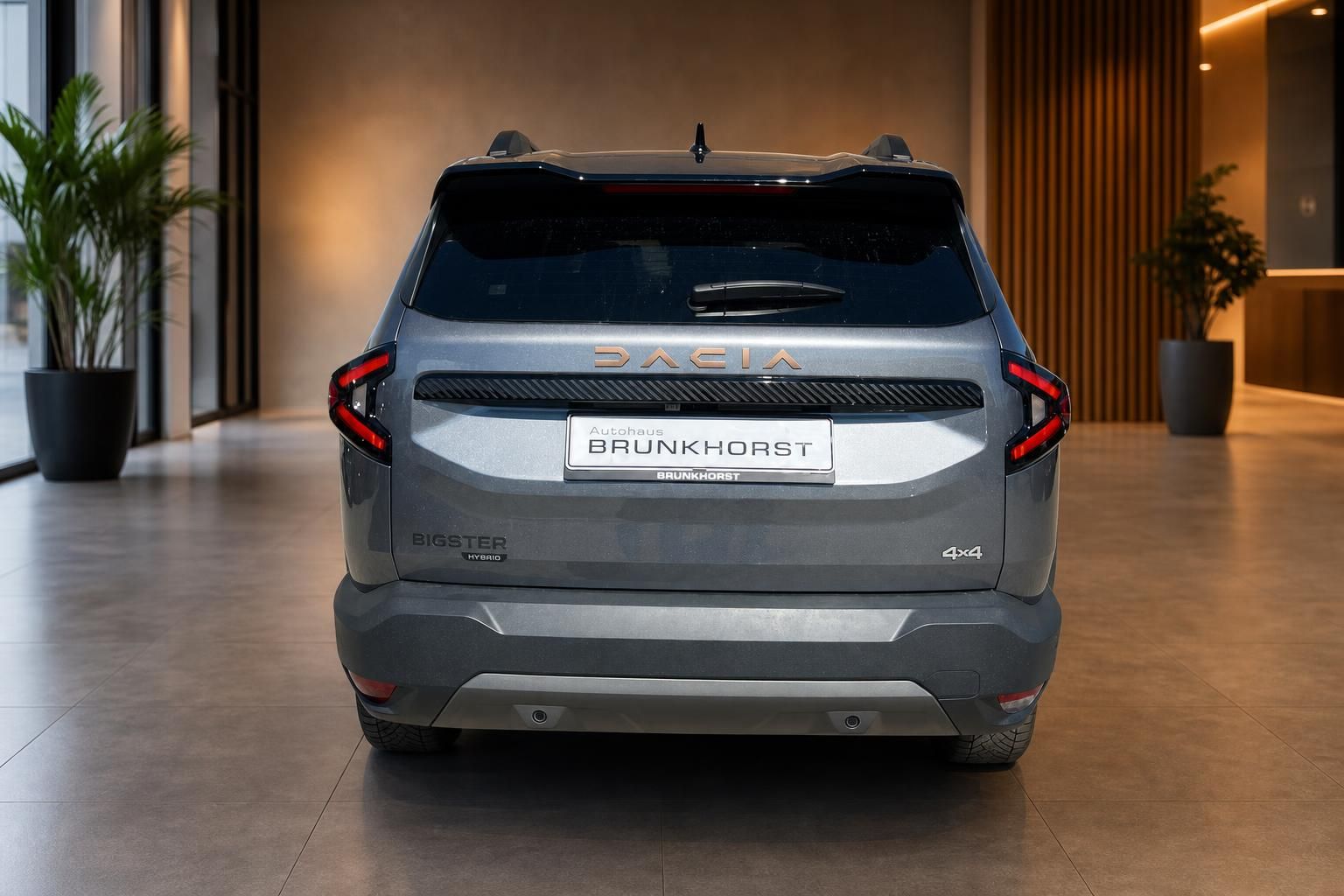 Dacia Bigster Hybrid 4x4 Heckansicht mit LED-Rückleuchten im Autohaus
