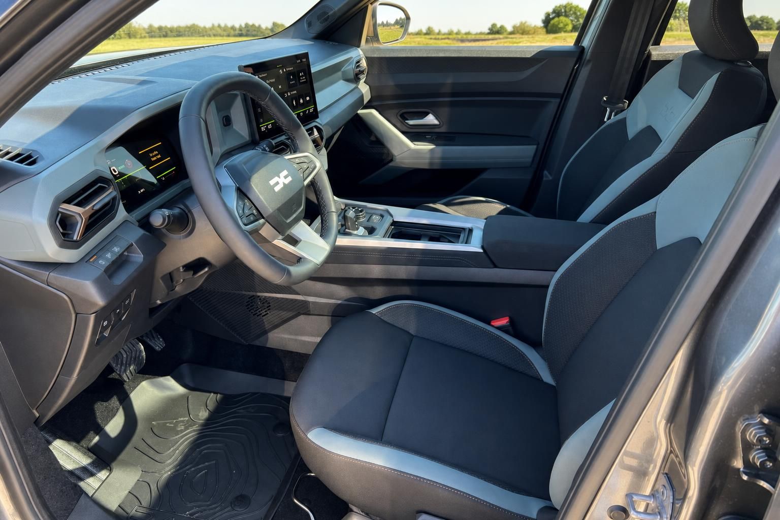 Dacia Fahrzeug Innenraum mit modernem Cockpit und Touchscreen Display