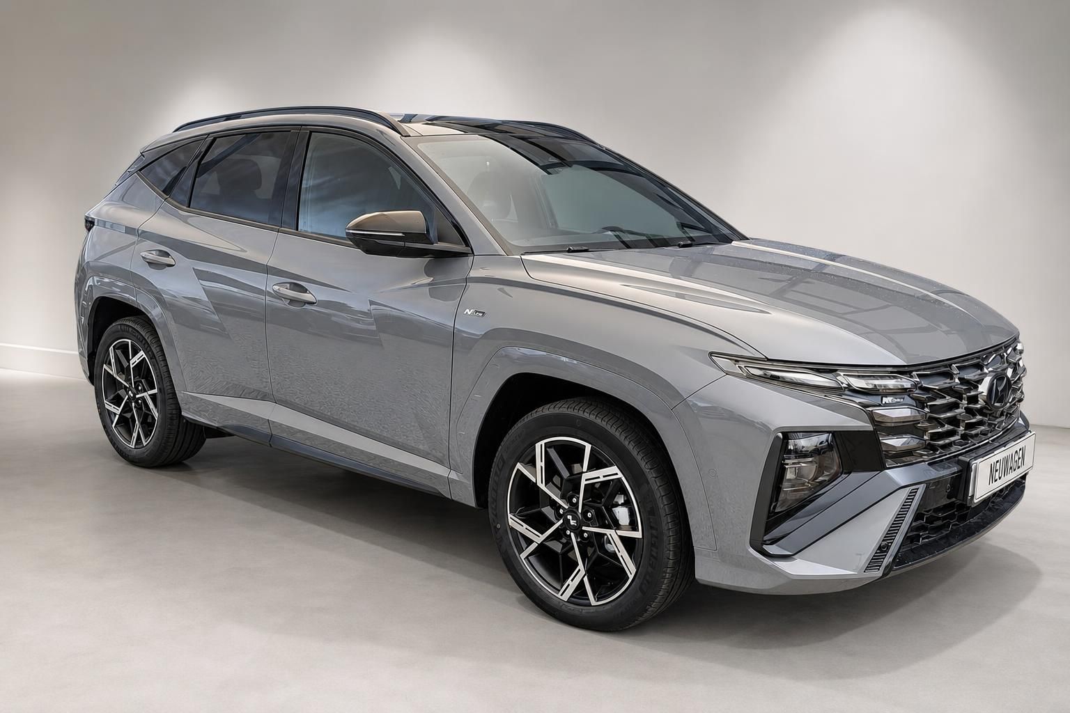 Hyundai Tucson N Line grau, Frontansicht im Studio