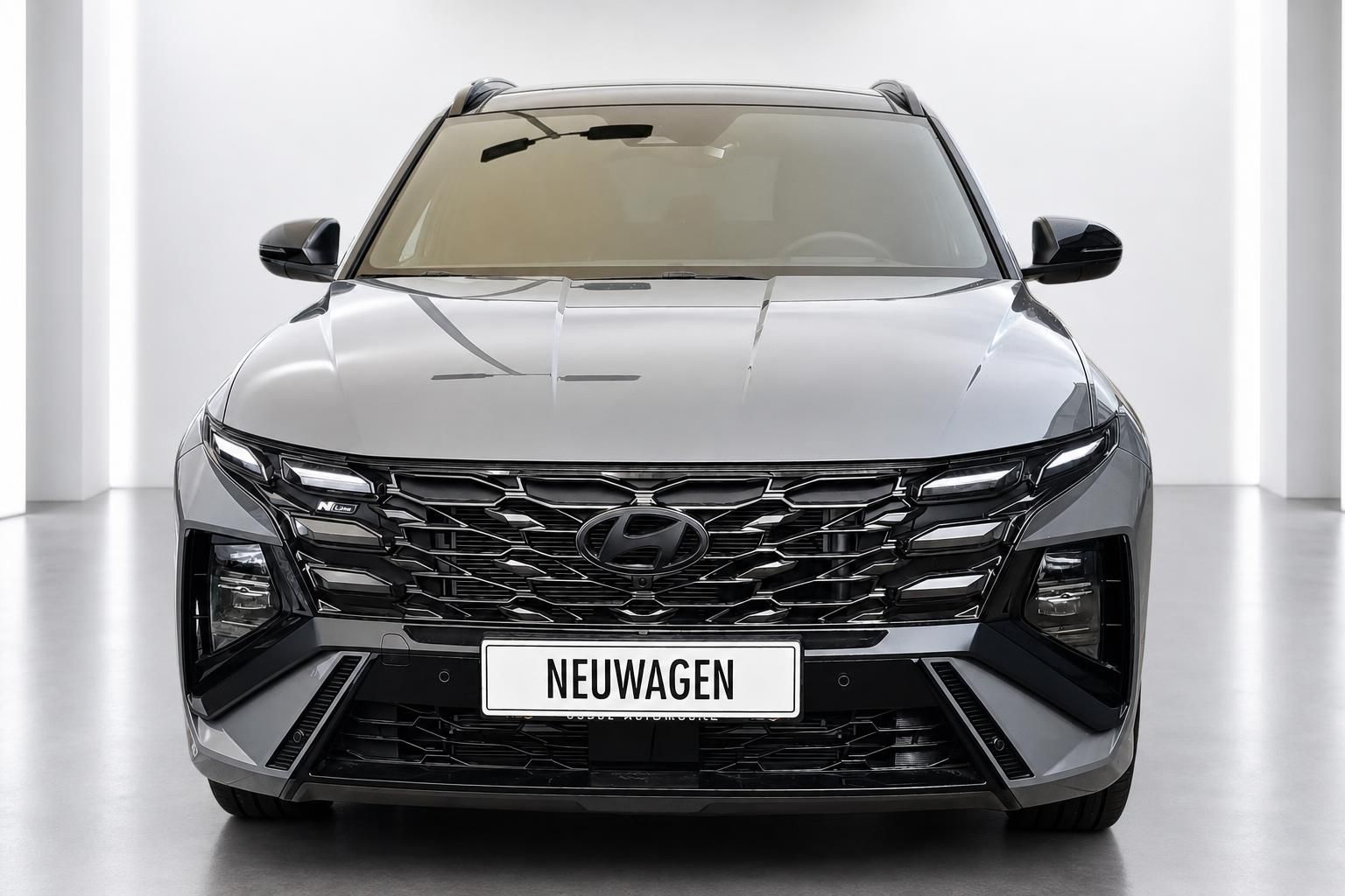Hyundai Tucson N Line Frontansicht mit markantem Kuehlergrill in Grau