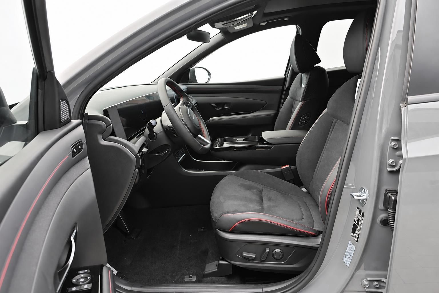 Innenraum Hyundai mit Sportsitzen und rotem Ziernaht-Design