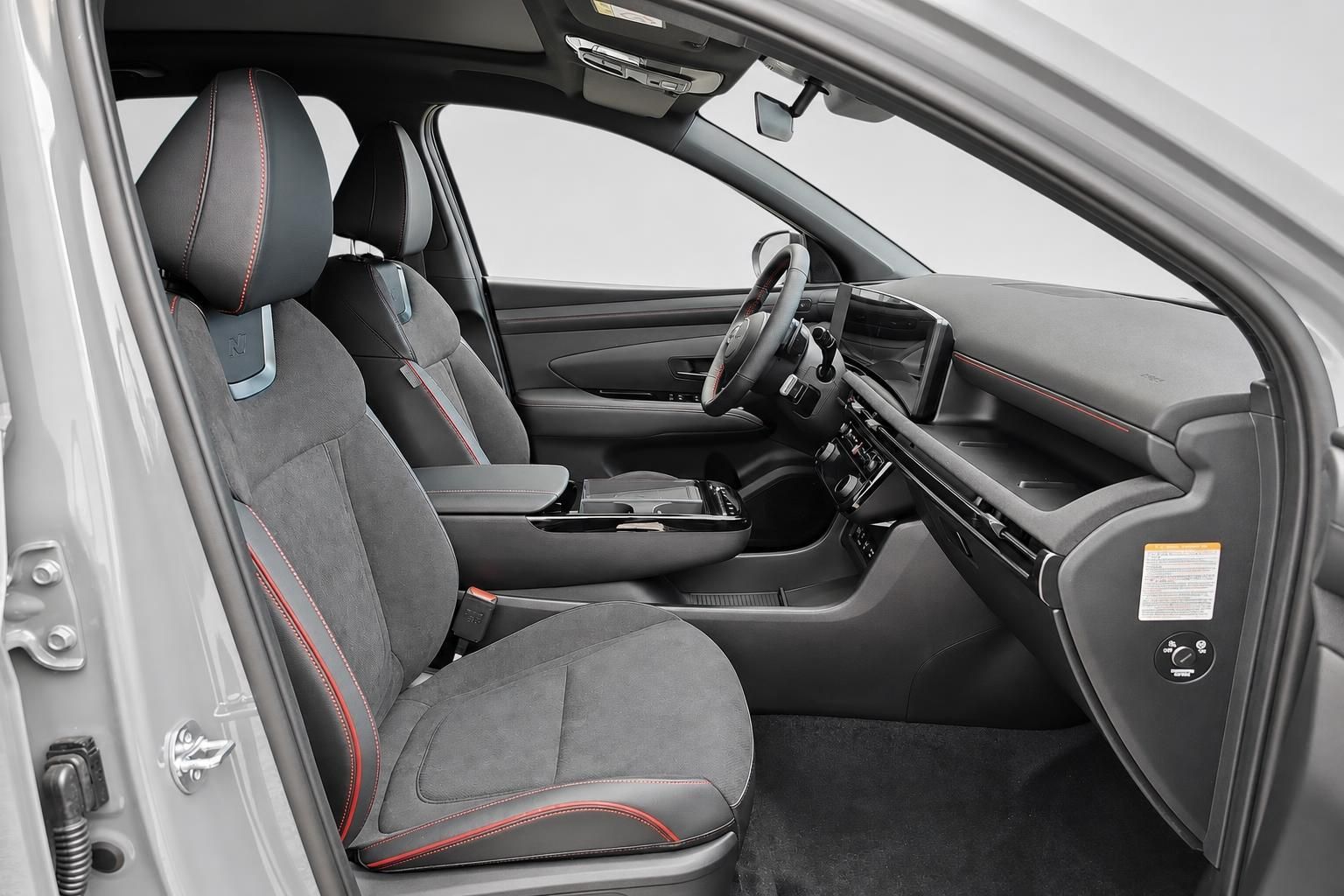 Fahrerseite Cockpit Hyundai N Line mit Lenkrad und Sitzen