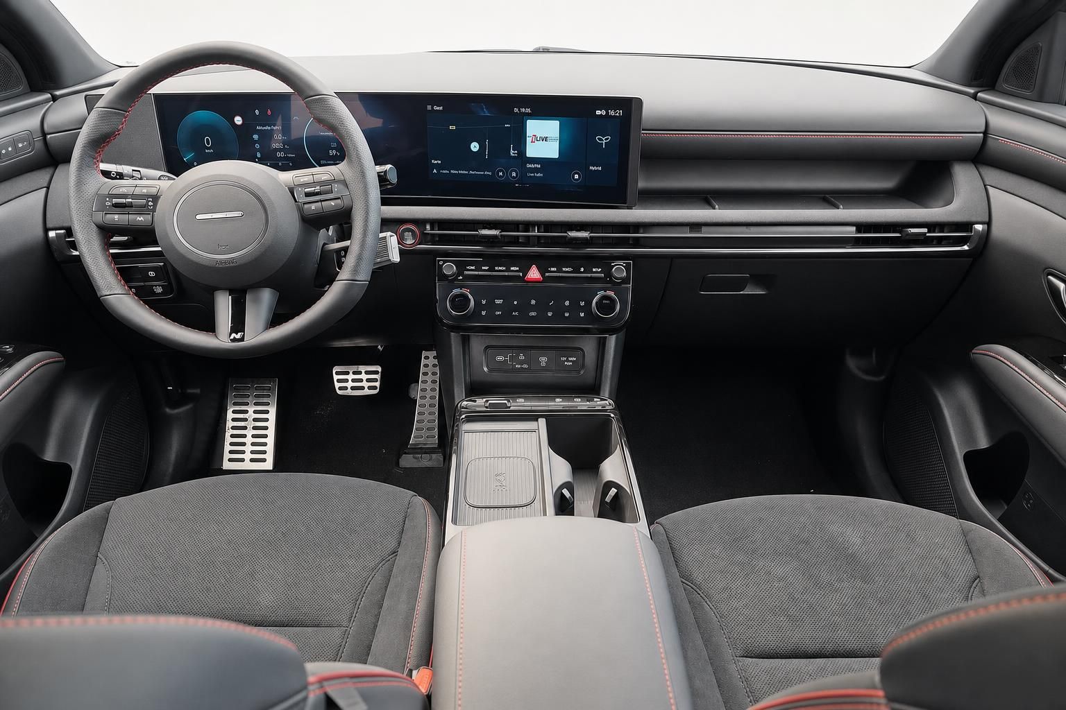 Cockpit Hyundai N Line mit Lenkrad, Displays und Sportsitzen