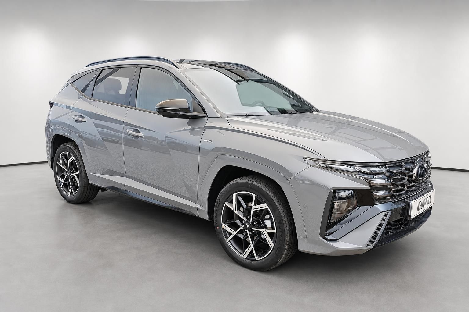 Hyundai Tucson N Line Neuwagen in Grau, Seitenansicht schraeg vorne