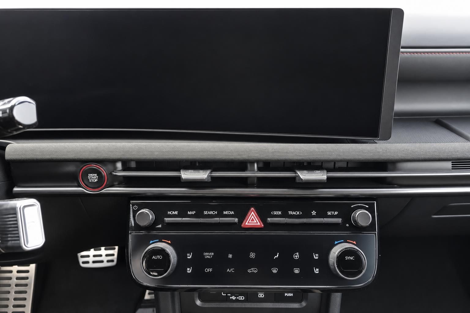 Mittelkonsole Hyundai mit Touchscreen und Klimabedienung im Detail