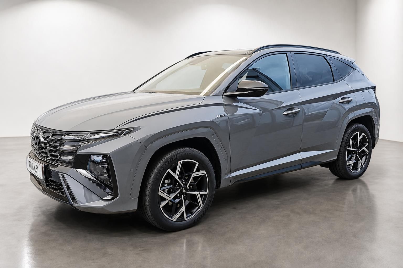 Hyundai Tucson N Line in Grau, Frontansicht schraeg im Showroom