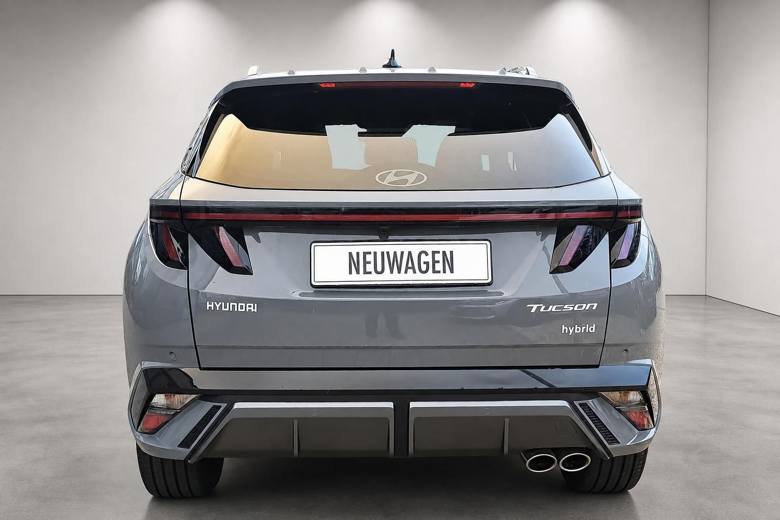 Hyundai Tucson Hybrid grau, Heckansicht im Studio