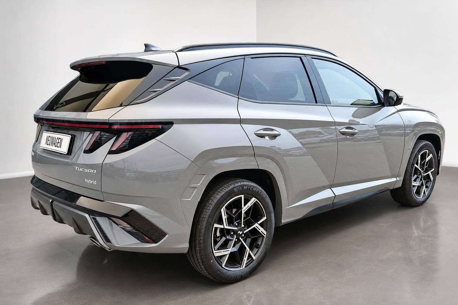 Hyundai Tucson Hybrid grau, Heck-Seitenansicht Studio