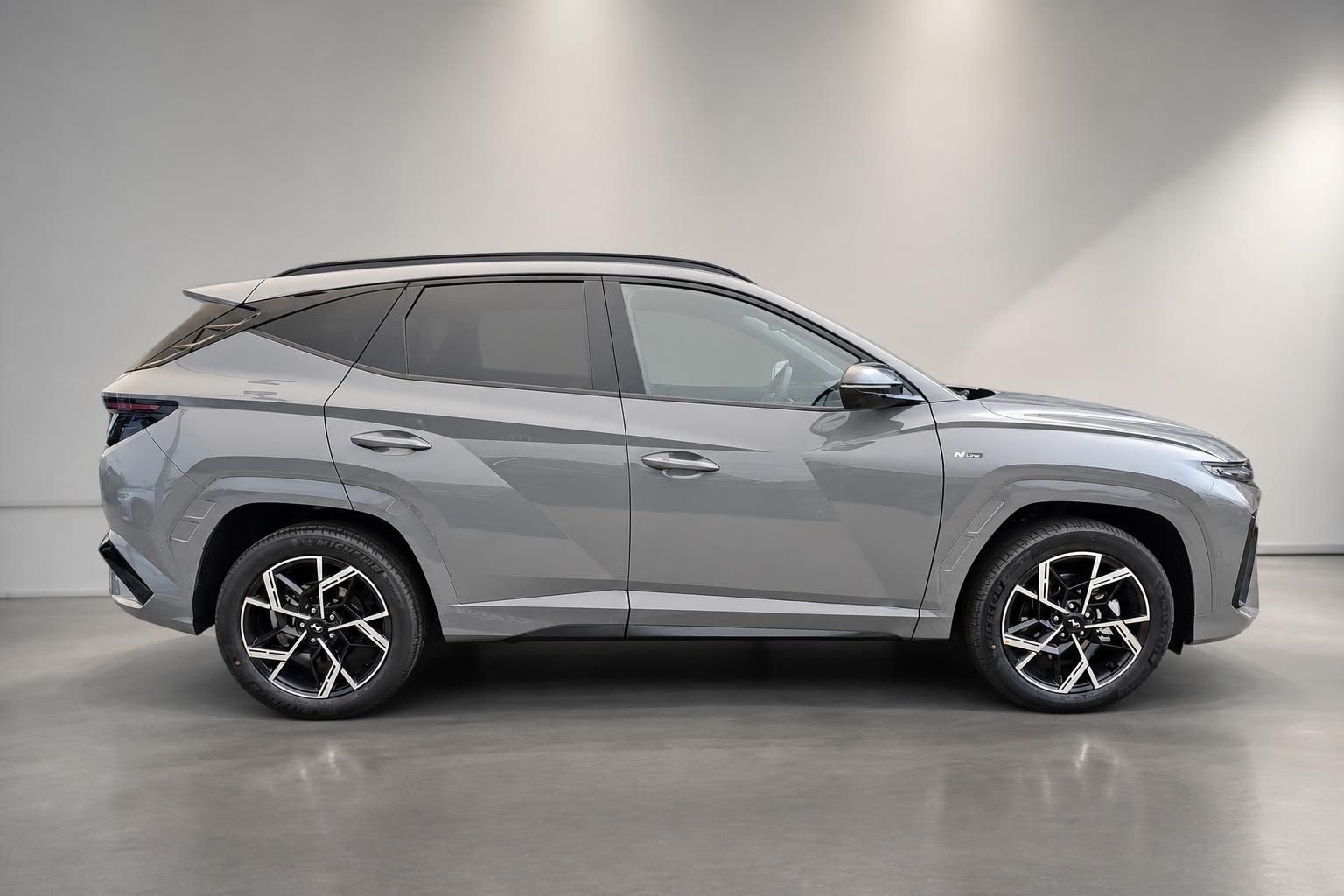Hyundai Tucson N Line grau, Seitenansicht Studio
