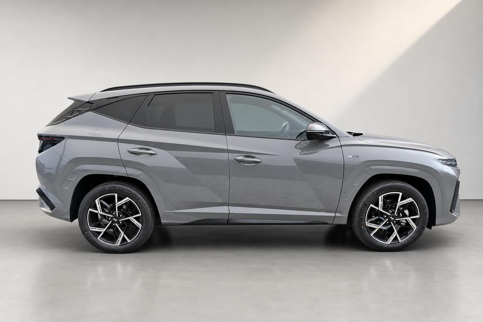 Hyundai Tucson N Line grau, Seitenprofil im Studio