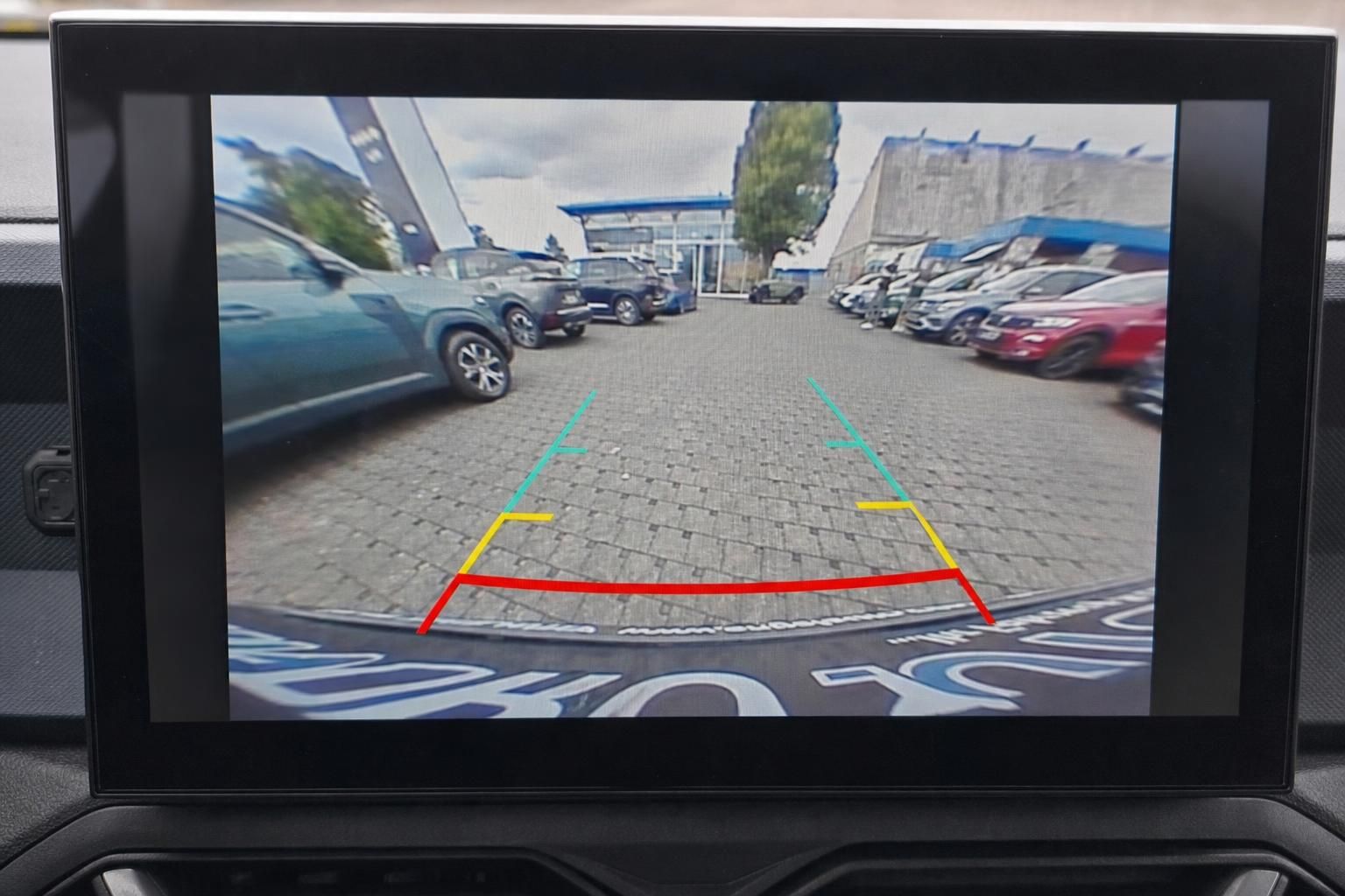Rückfahrkamera-Bildschirm mit Einparkhilfe im Dacia Duster Cockpit