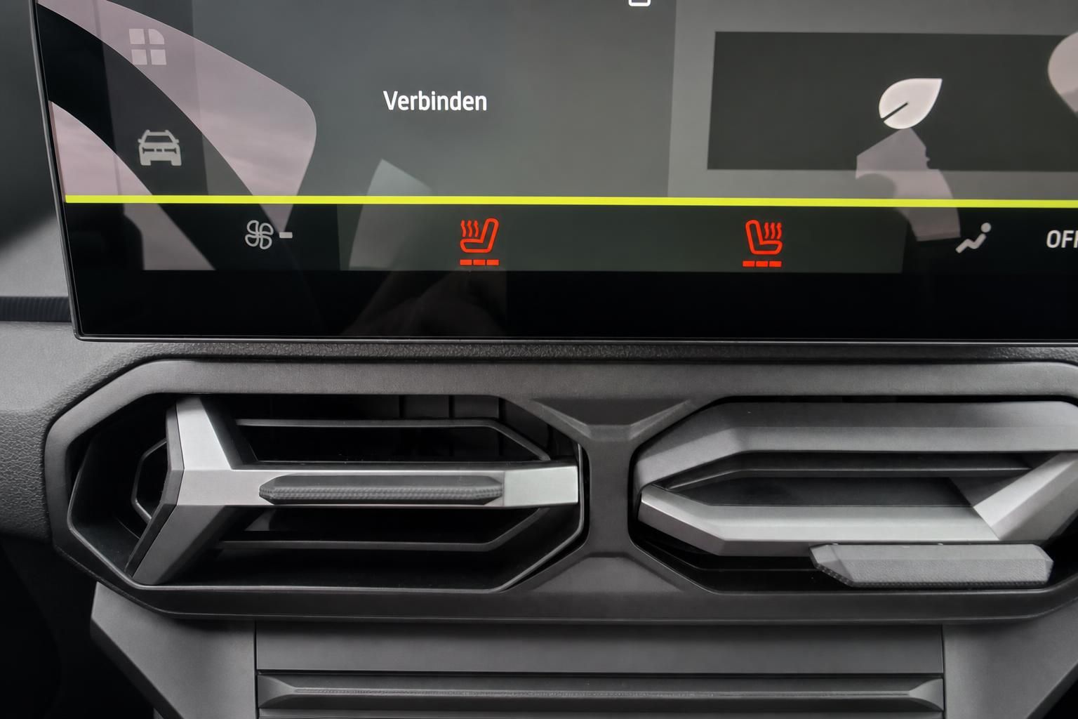 Nahaufnahme Touchscreen mit Sitzheizungssymbolen im Dacia Duster