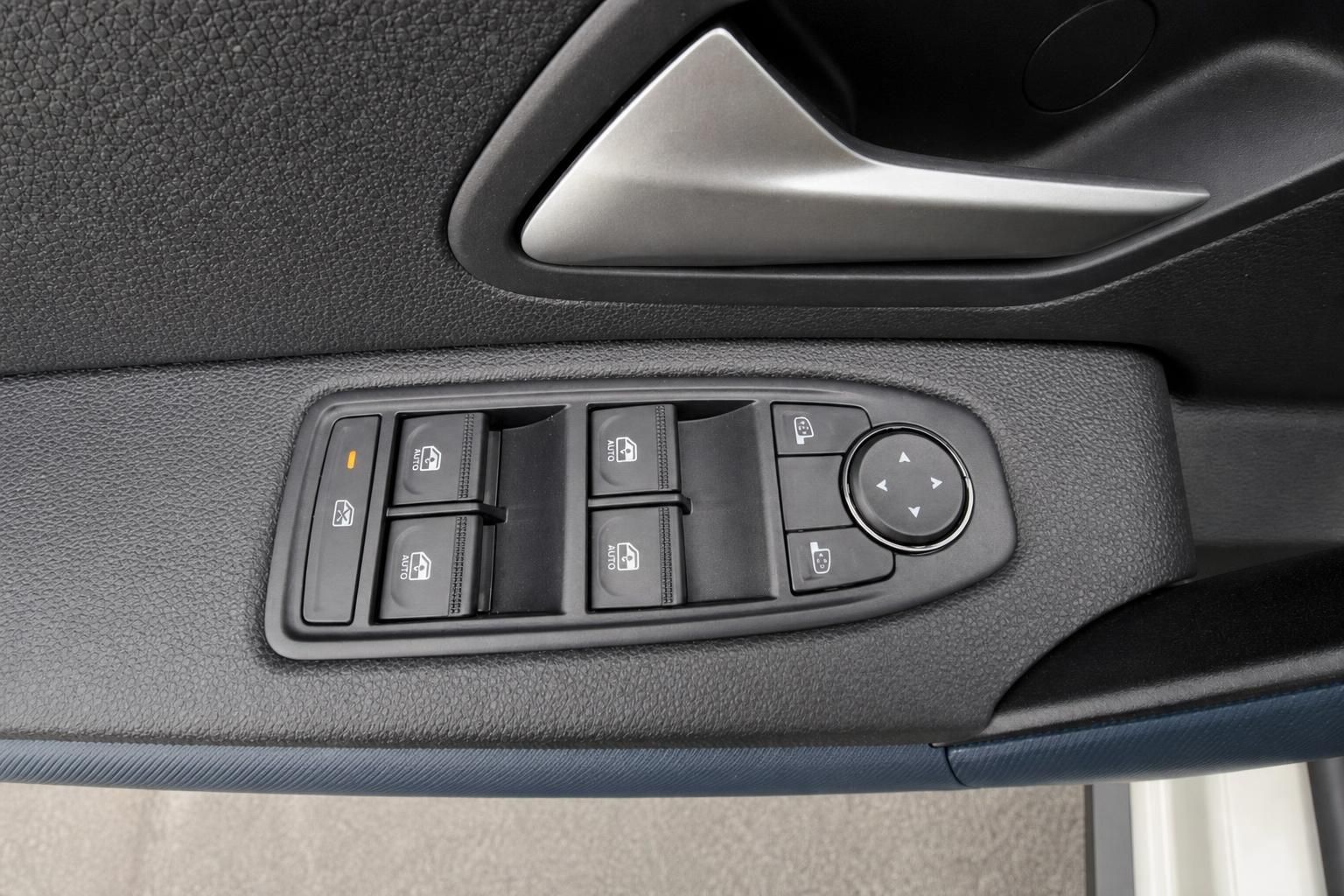 Türverkleidung mit Fensterheber-Bedienelementen im Dacia Duster Innenraum