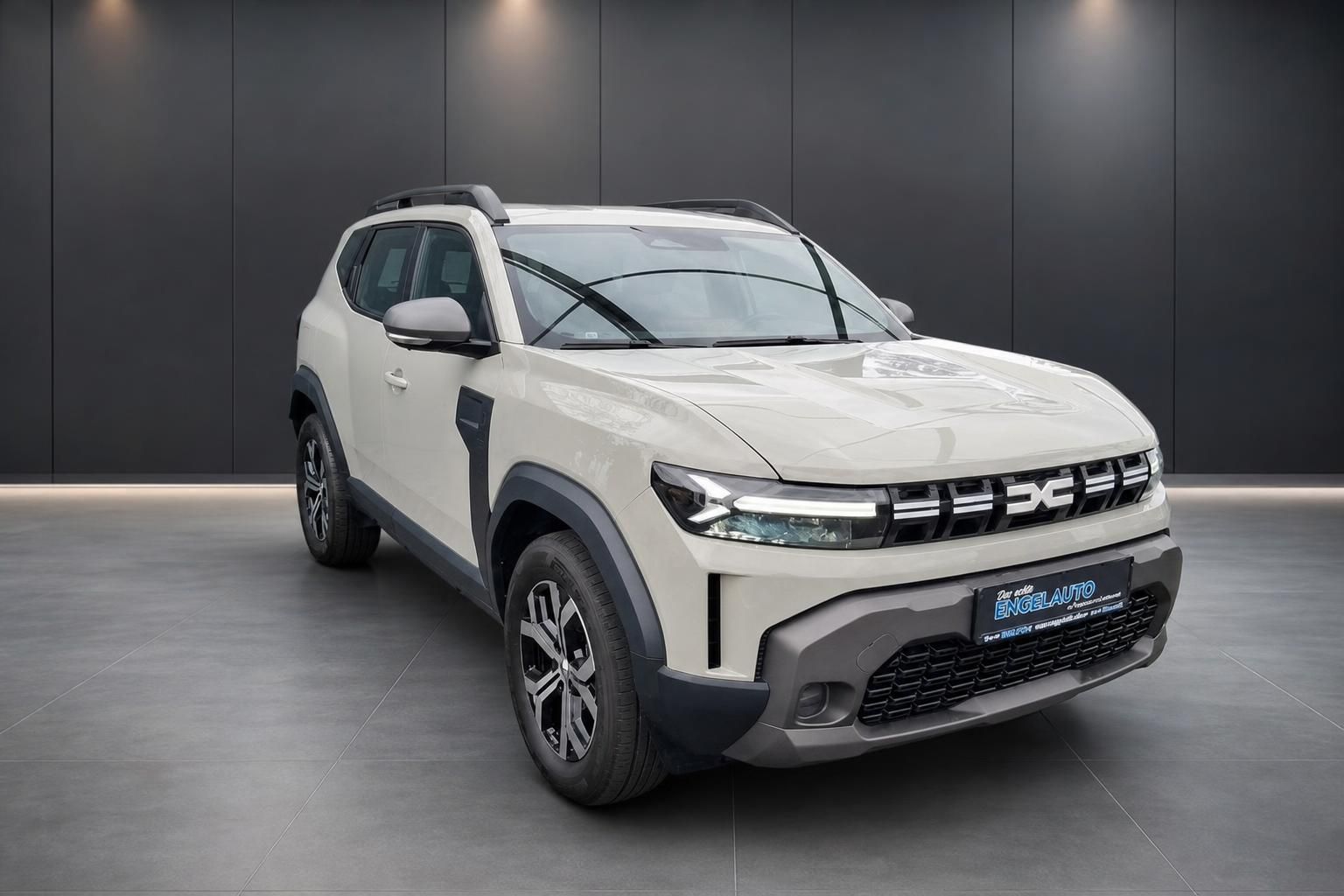 Dacia Duster SUV in Weiß, Frontansicht schräg im Autohaus