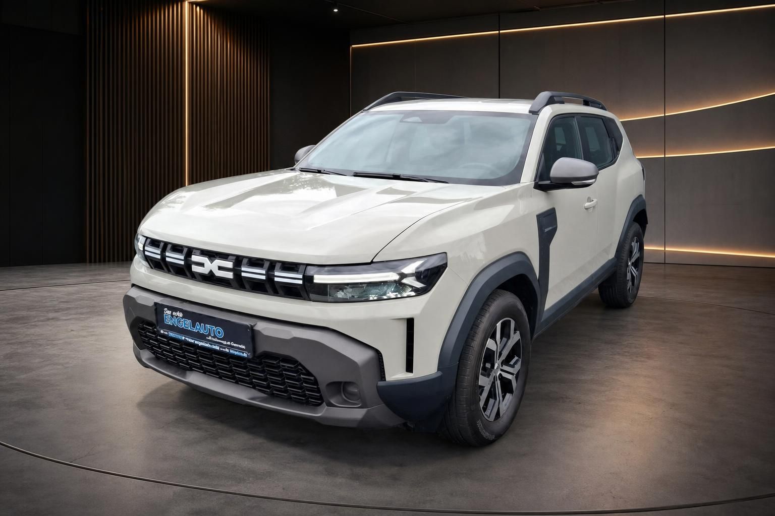 Dacia Duster SUV in Weiß, Frontansicht in modernem Showroom