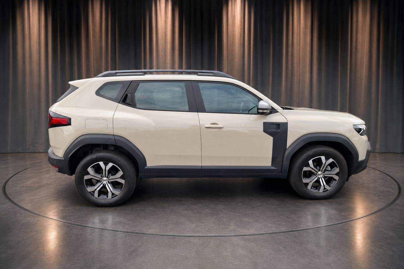 Dacia Duster SUV beige, Seitenansicht mit Leichtmetallfelgen