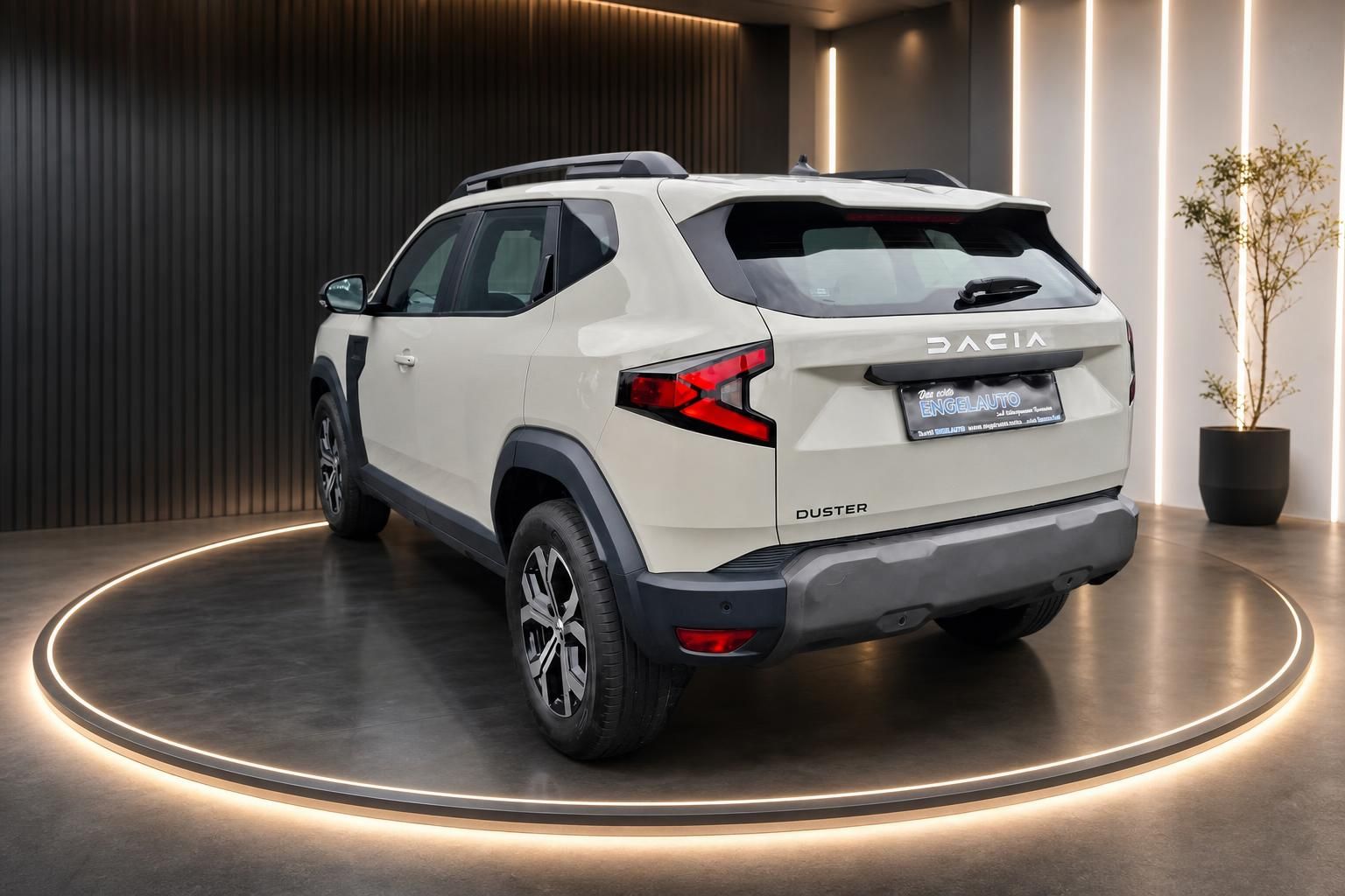 Dacia Duster weiß Heck-Seitenansicht im Showroom