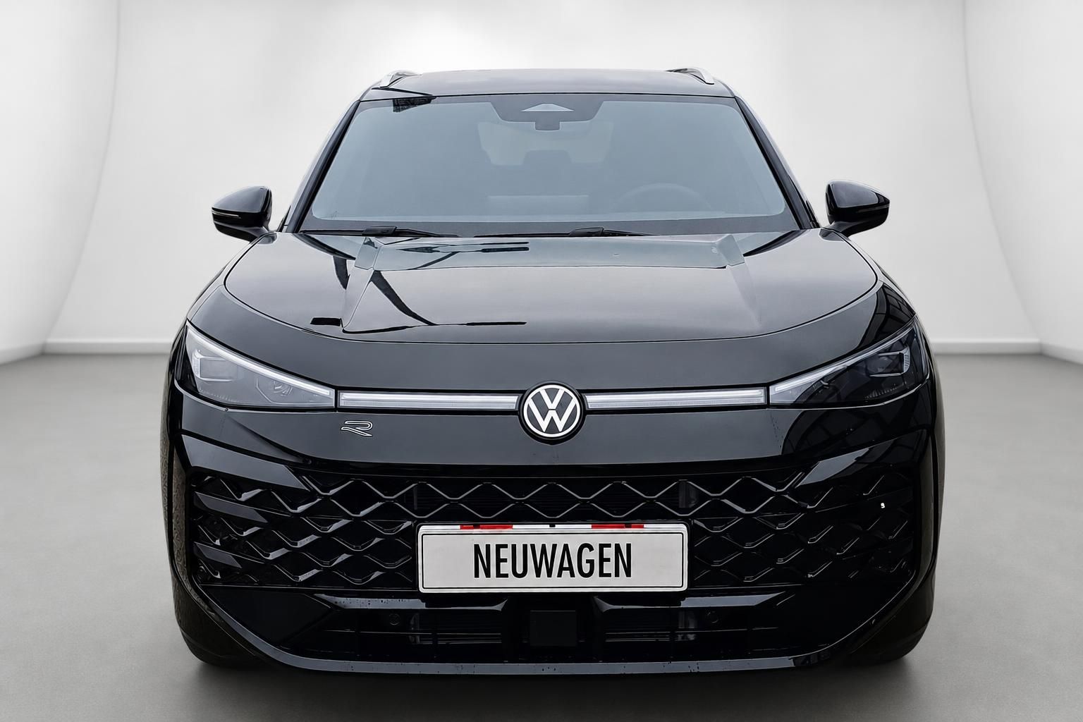 VW T-Roc R schwarz, Frontansicht mit VW-Logo