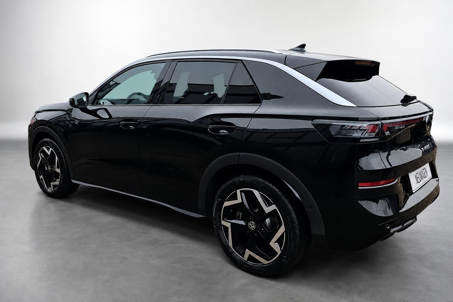 VW T-Roc R in Schwarz, Heckansicht schräg von hinten