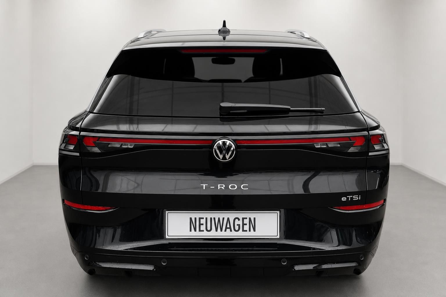 VW T-Roc eTSI schwarz Heckansicht mit Rücklichtern