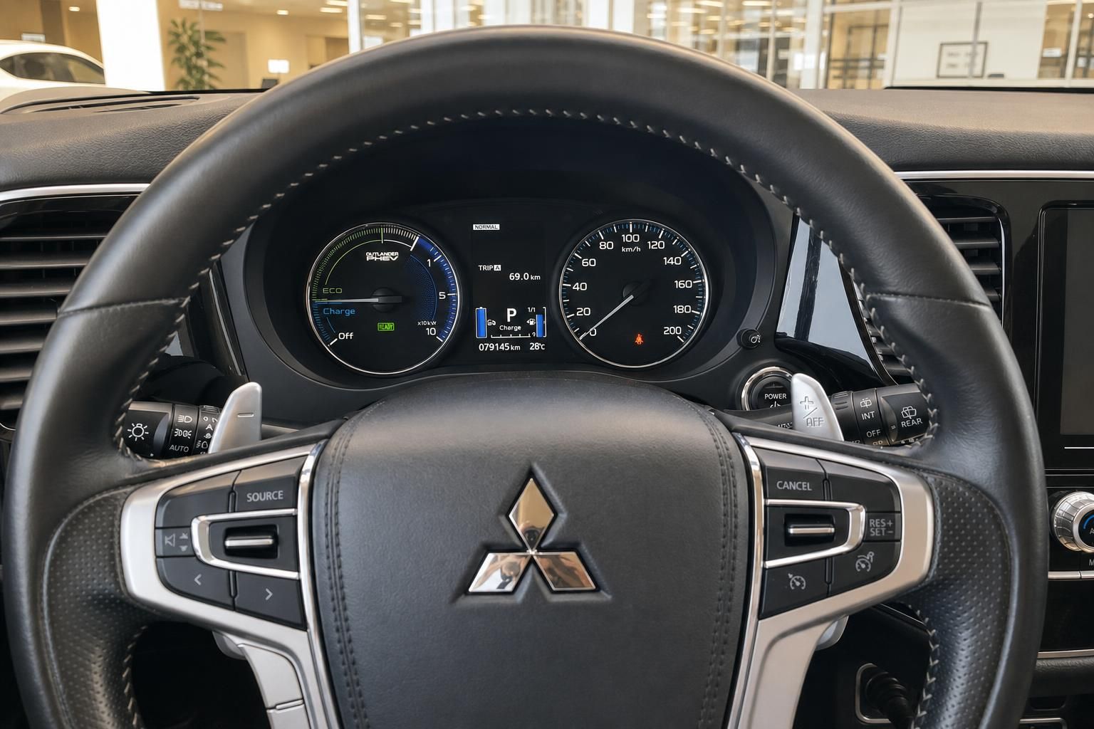 Mitsubishi Outlander PHEV Cockpit mit digitalem Tacho und Lenkrad