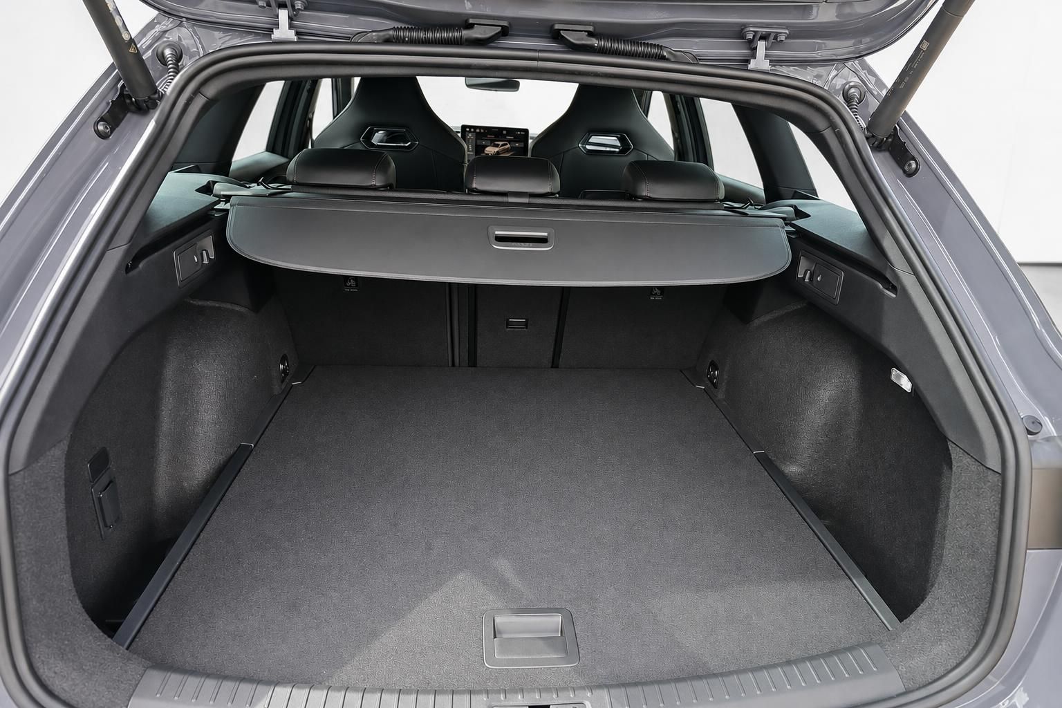 Kofferraum eines Kombi mit umgeklappter Abdeckung und viel Ladevolumen