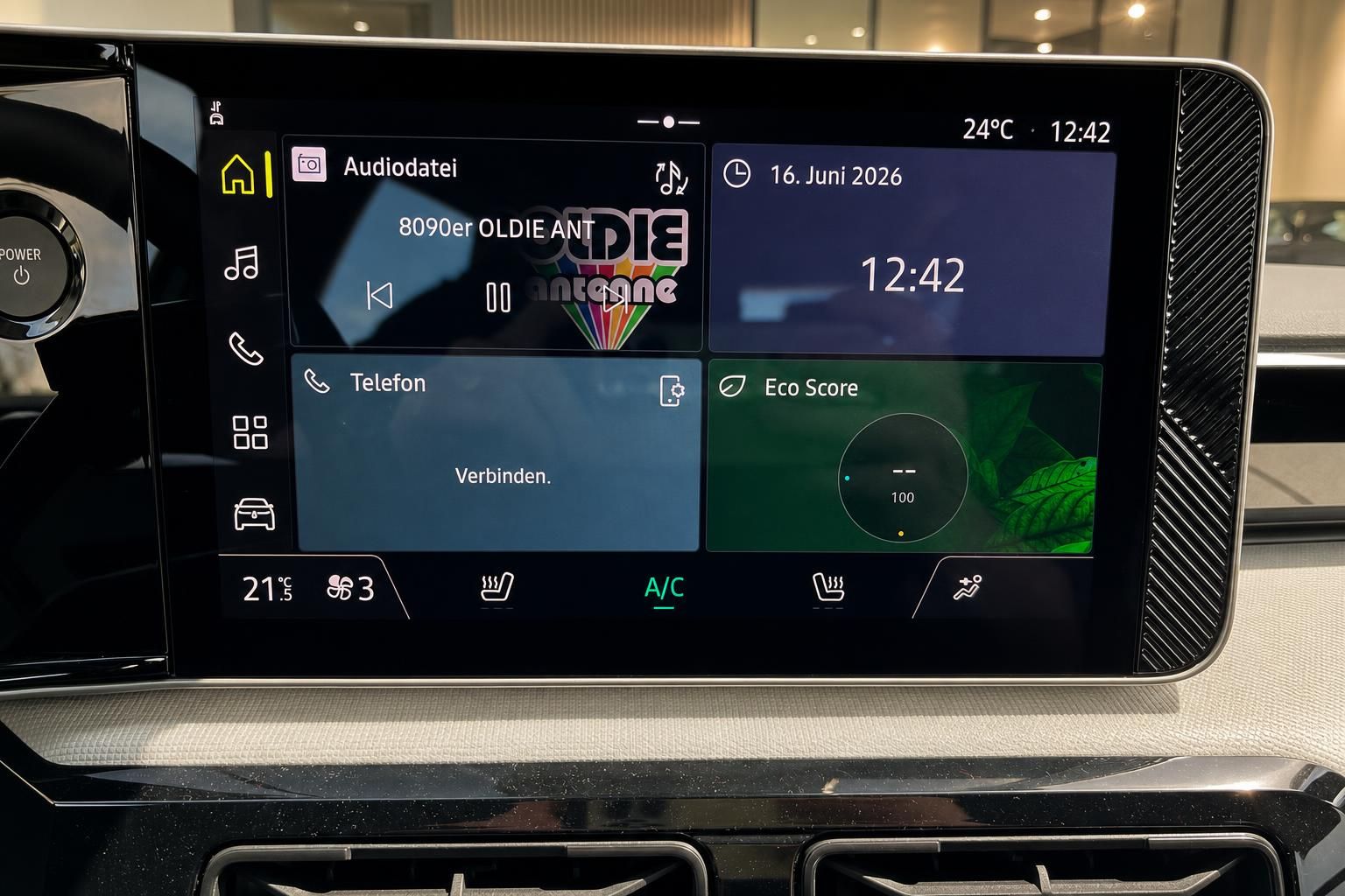 Fahrzeug-Infotainment-Display mit Menü, Audio, Telefon und Eco-Score-Anzeige