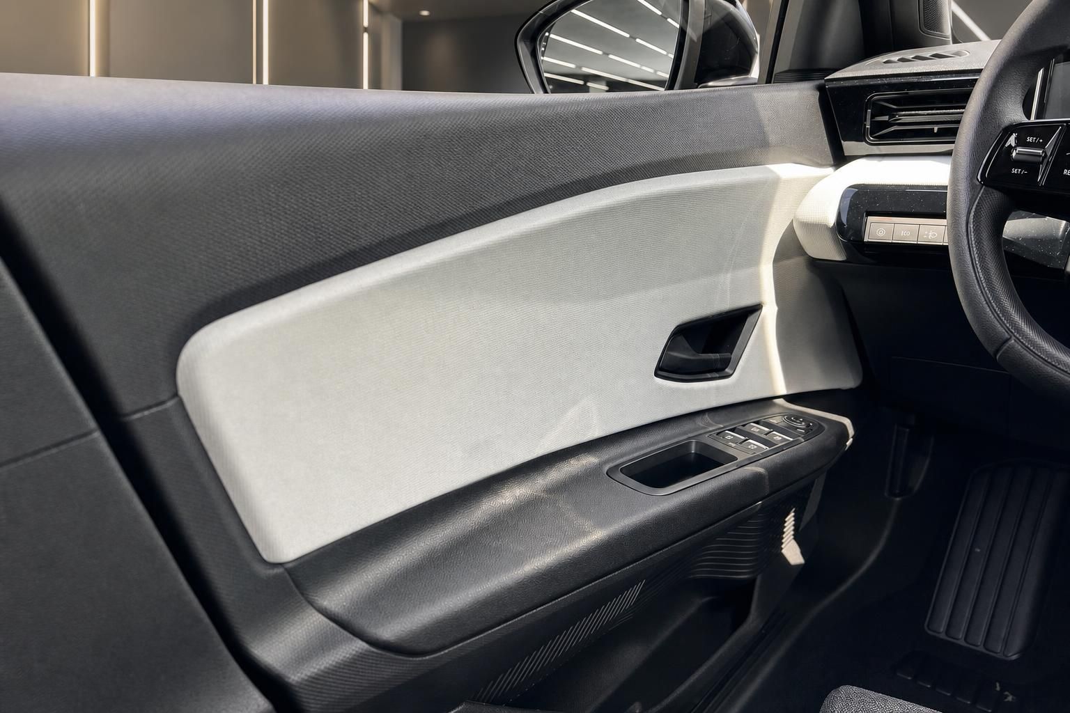 Fahrzeug Fahrertür-Innenverkleidung mit Fensterheber, Türgriff und zweifarbigem Design