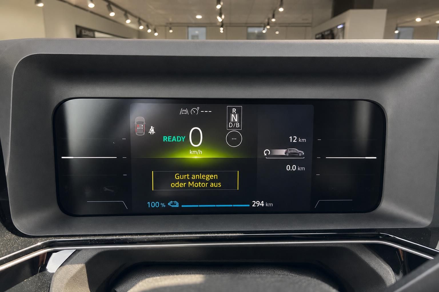 Digitales Kombiinstrument eines Elektrofahrzeugs mit 100% Ladestand und 294 km Reichweite