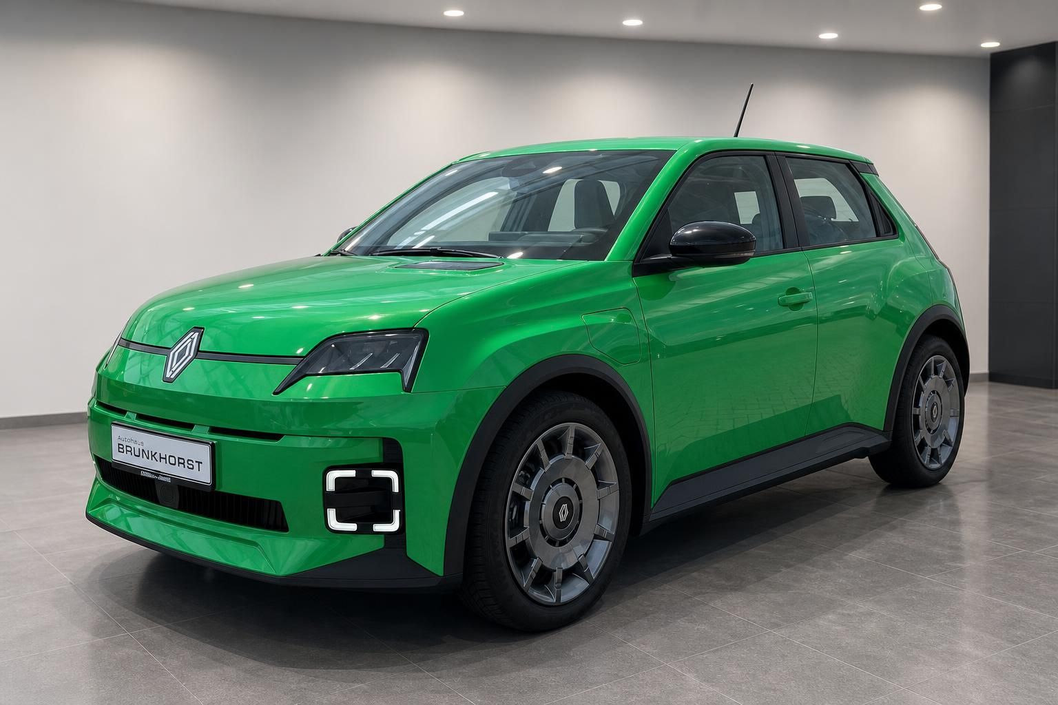 Renault 5 E-Tech Elektro grün Frontansicht schräg im Autohaus