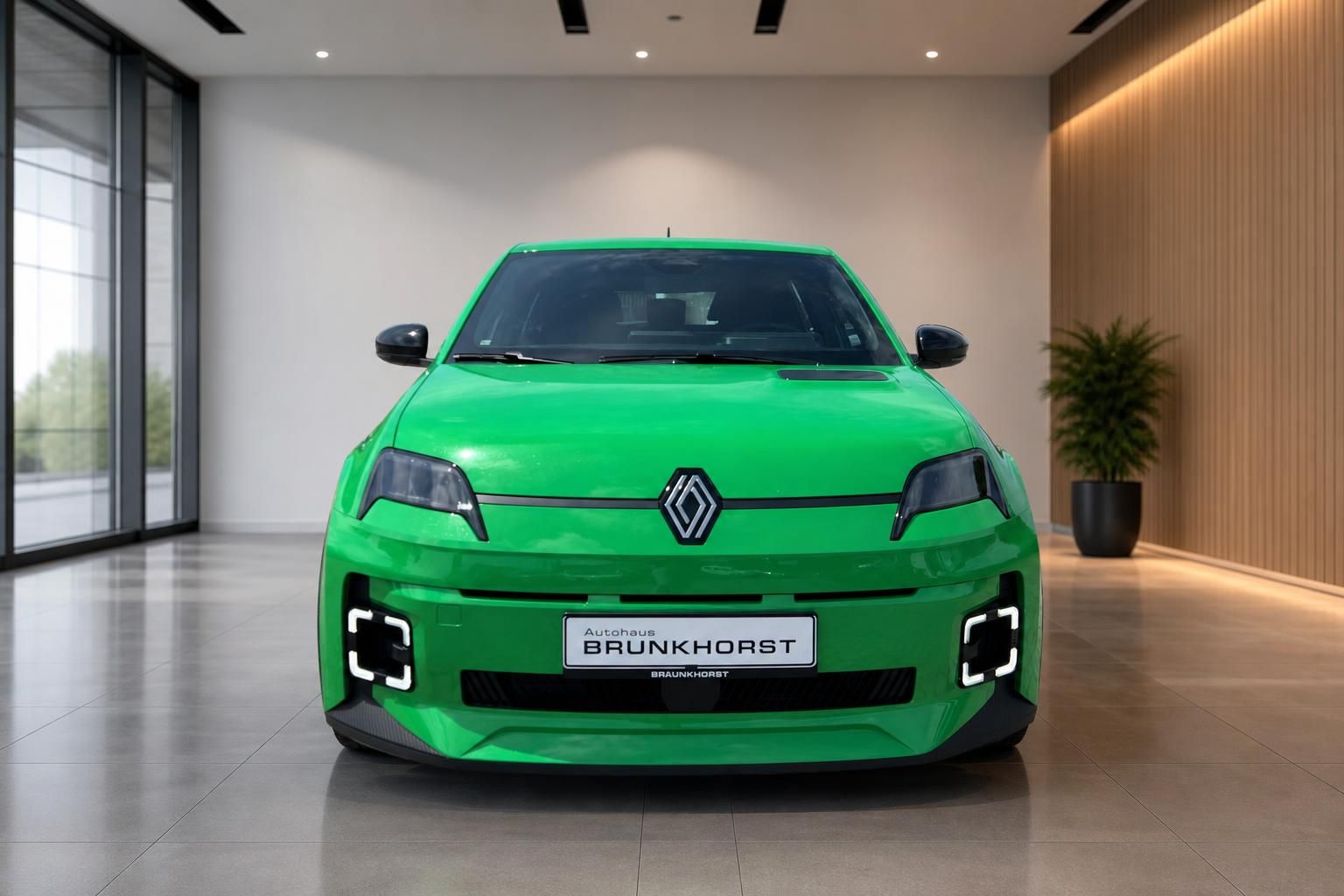 Renault 5 E-Tech Elektro grün Frontansicht gerade im Showroom