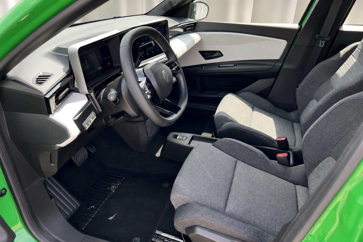 Renault 5 E-Tech Innenraum Fahrersitz grau mit Lenkrad und Display