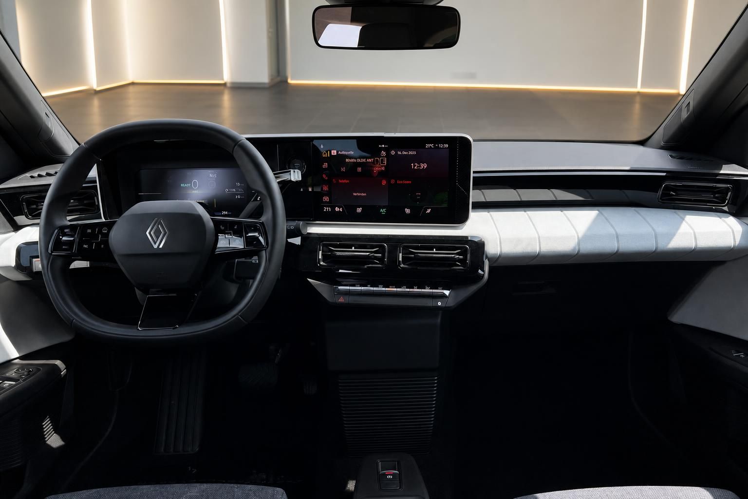 Renault 5 E-Tech Innenraum Cockpit mit Touchscreen und Lenkrad