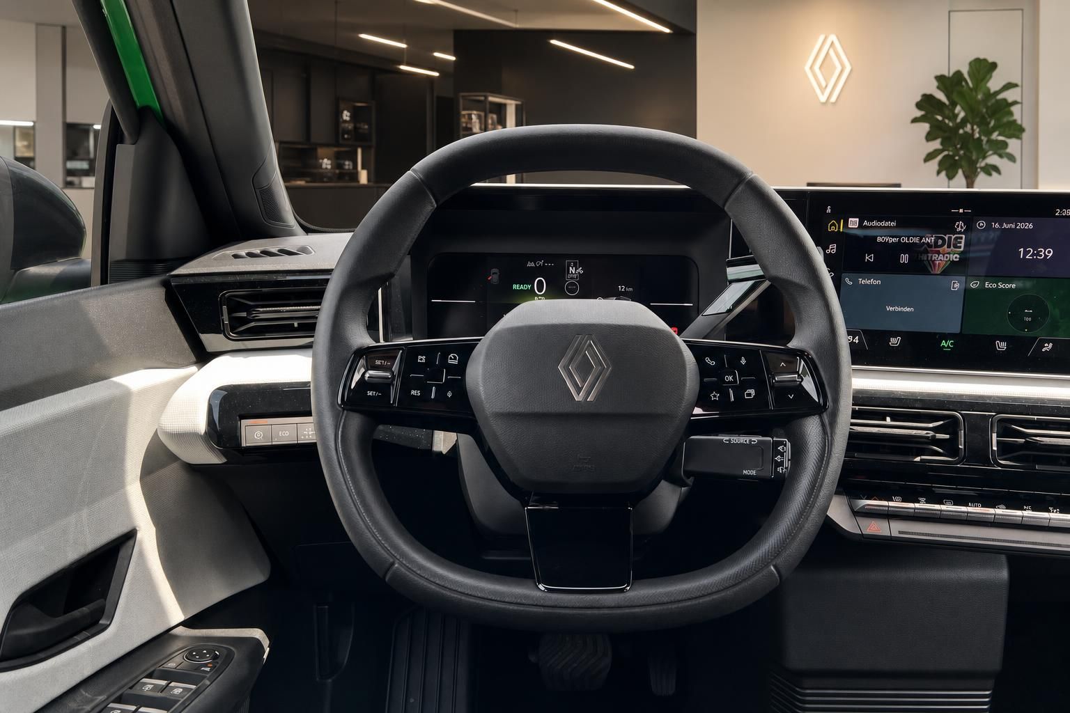 Renault Innenraum – Lenkrad mit Digitaltacho und großem Infotainment-Display im Autohaus