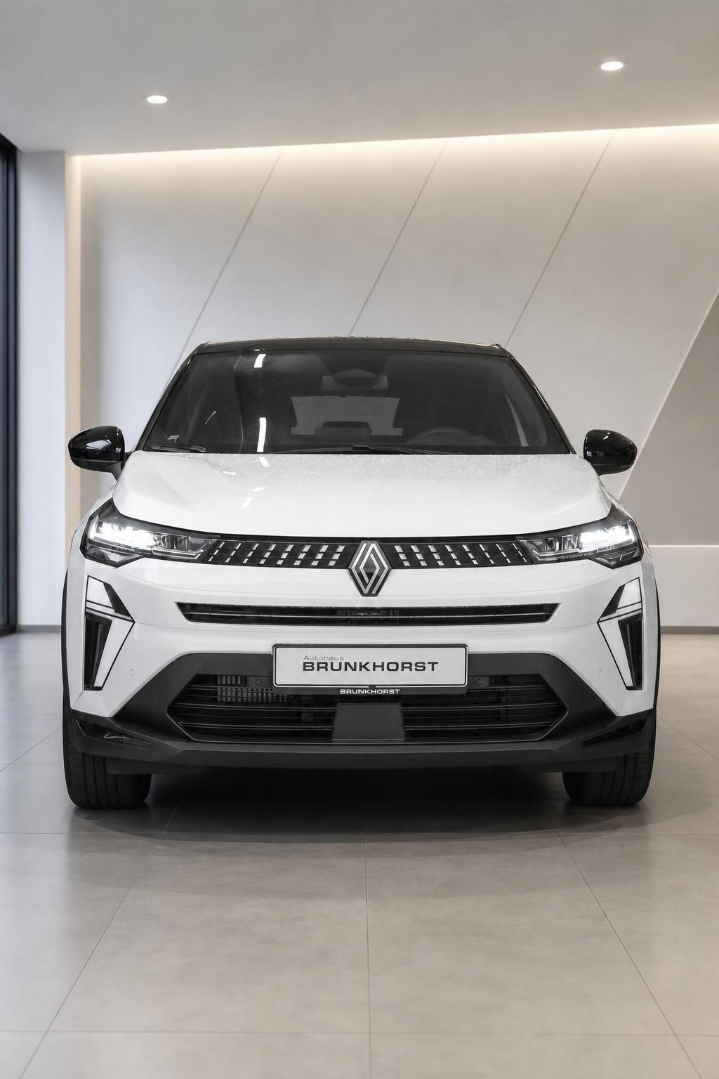 Weißer Renault PKW Frontansicht in Autohaus-Showroom mit Brunkhorst Kennzeichen