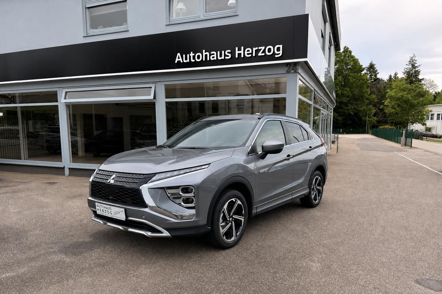 Mitsubishi Eclipse Cross Frontansicht in grau mit charakteristischer LED-Scheinwerfer-Optik und Kühlergrill